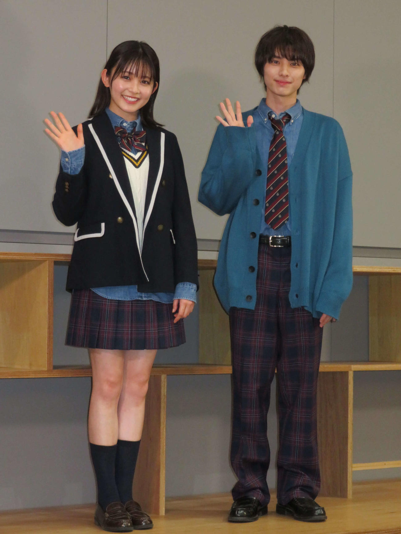 ABCテレビのドラマ「青春シンデレラ」制作発表会見で制服姿を披露した、久間田琳加と本田響矢（撮影・村上幸将）