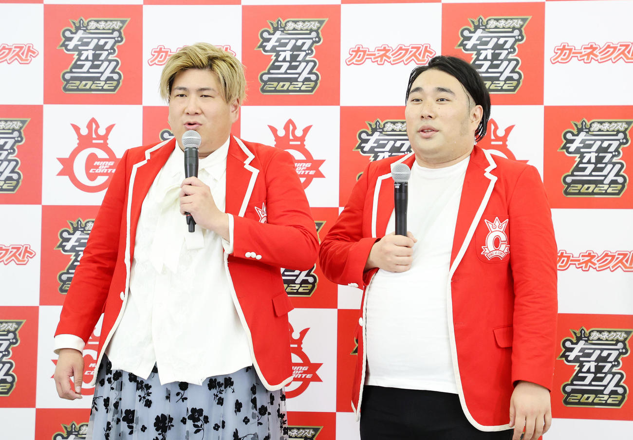「キングオブコント2022」で優勝し会見に臨むビスケットブラザーズのきん（左）と原田泰雅（撮影・鈴木正人）