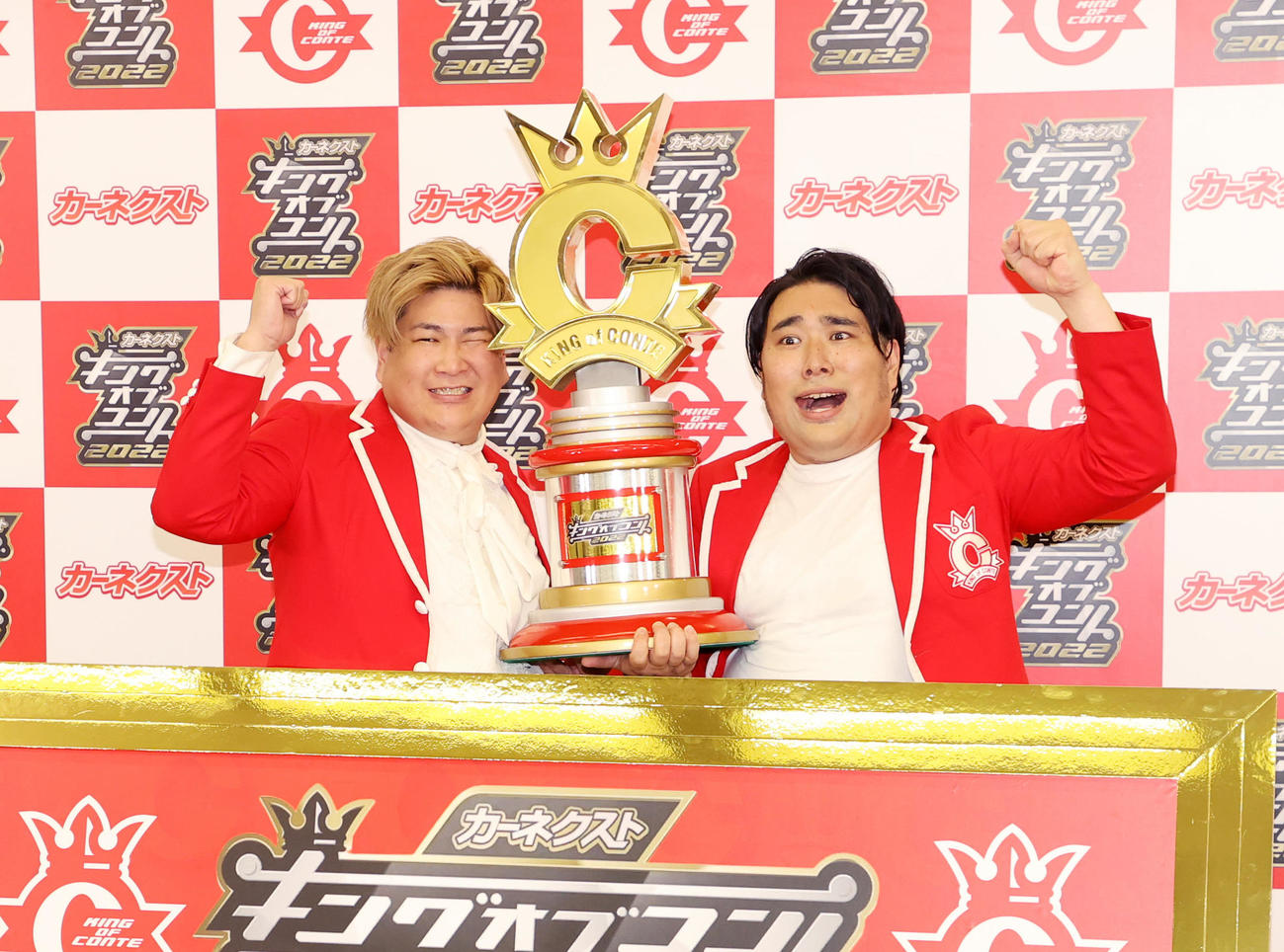 「キングオブコント2022」で優勝したビスケットブラザーズのきん（左）と原田泰雅（撮影・鈴木正人）