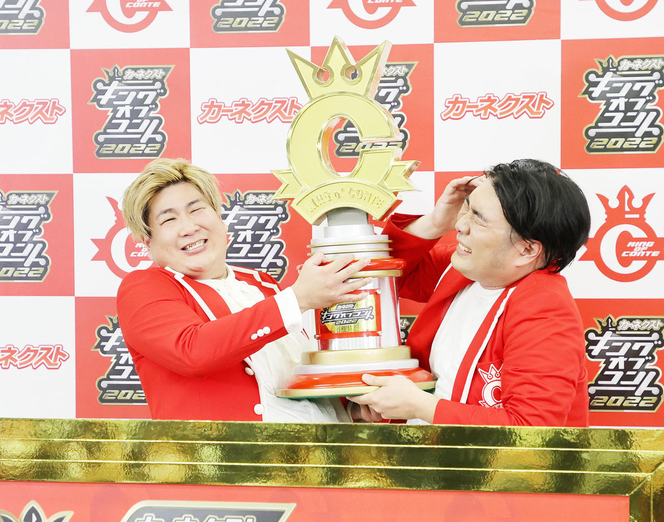 「キングオブコント2022」で優勝したビスケットブラザーズのきん（左）と原田泰雅（撮影・鈴木正人）