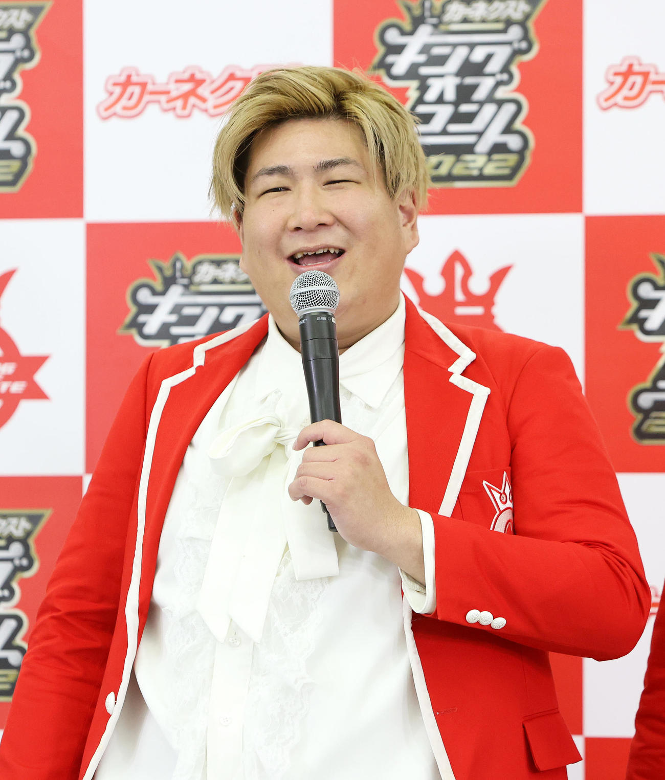 「キングオブコント2022」で優勝し会見に臨むビスケットブラザーズのきん（撮影・鈴木正人）