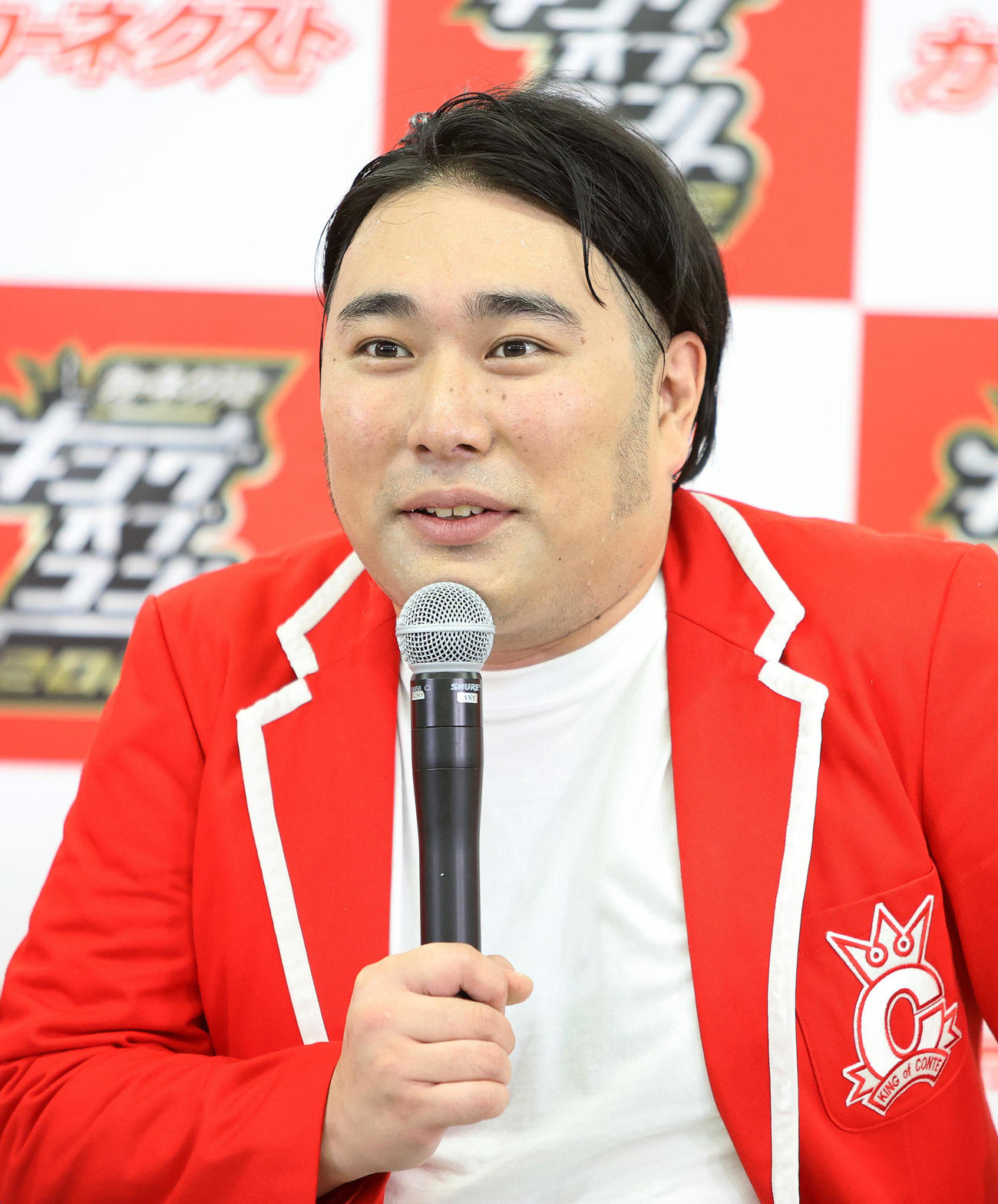 「キングオブコント2022」で優勝し会見に臨むビスケットブラザーズの原田泰雅（撮影・鈴木正人）
