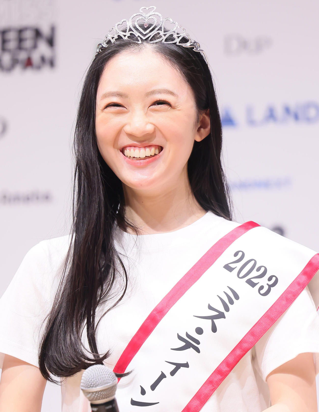 グランプリの辻村心響さんは出身地の京都弁で喜びを語り笑顔（撮影・足立雅史）