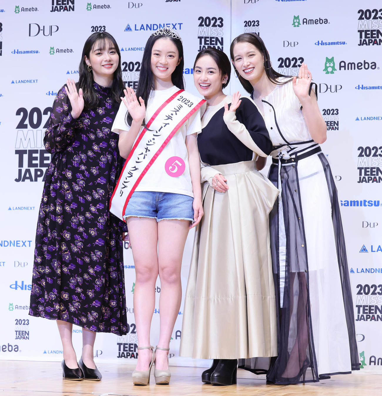 グランプリの辻村心響さん（中央左）は、左から新川優愛、1人おいて平祐奈、トラウデン直美との記念撮影に笑顔（撮影・足立雅史）
