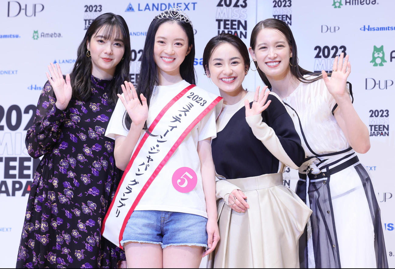 グランプリの辻村心響さん（中央左）は、左から新川優愛、1人おいて平祐奈、トラウデン直美との記念撮影に笑顔（撮影・足立雅史）