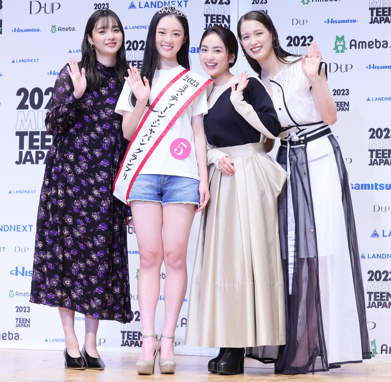 グランプリの辻村心響さん（中央左）は、左から新川優愛、1人おいて平祐奈、トラウデン直美との記念撮影に笑顔（撮影・足立雅史）