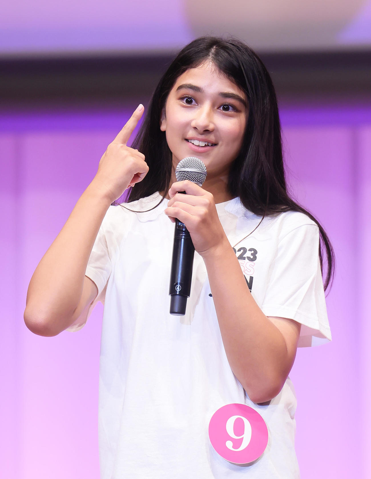 チャームポイントに眉毛を上げるバーン眞寿璃さん（撮影・足立雅史）