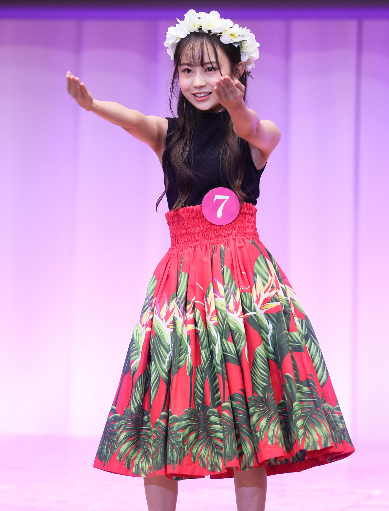 特技のフラダンスを披露する渡辺怜亜さん（撮影・足立雅史）
