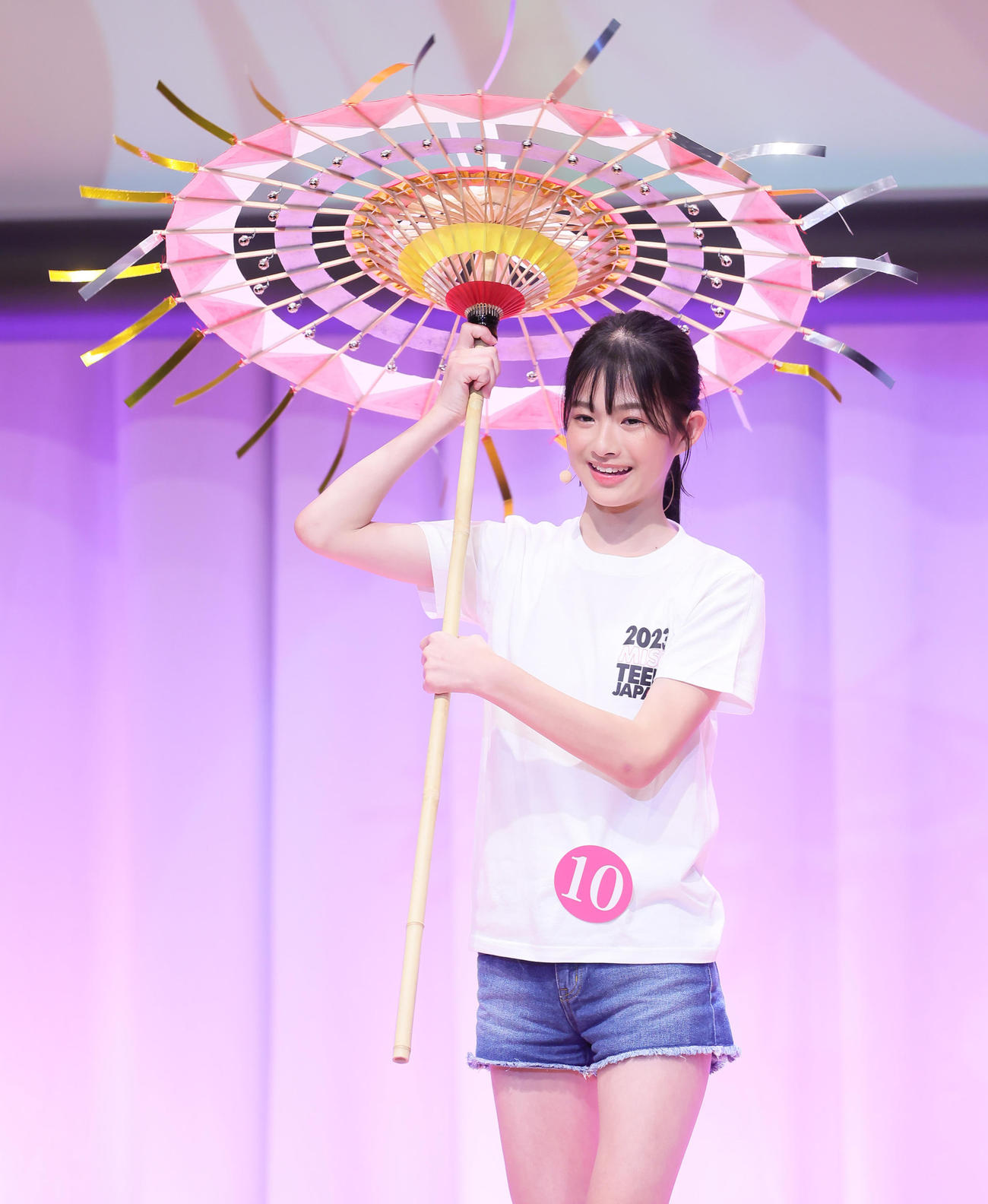 特技の傘踊りを披露する久保千咲さん（撮影・足立雅史）