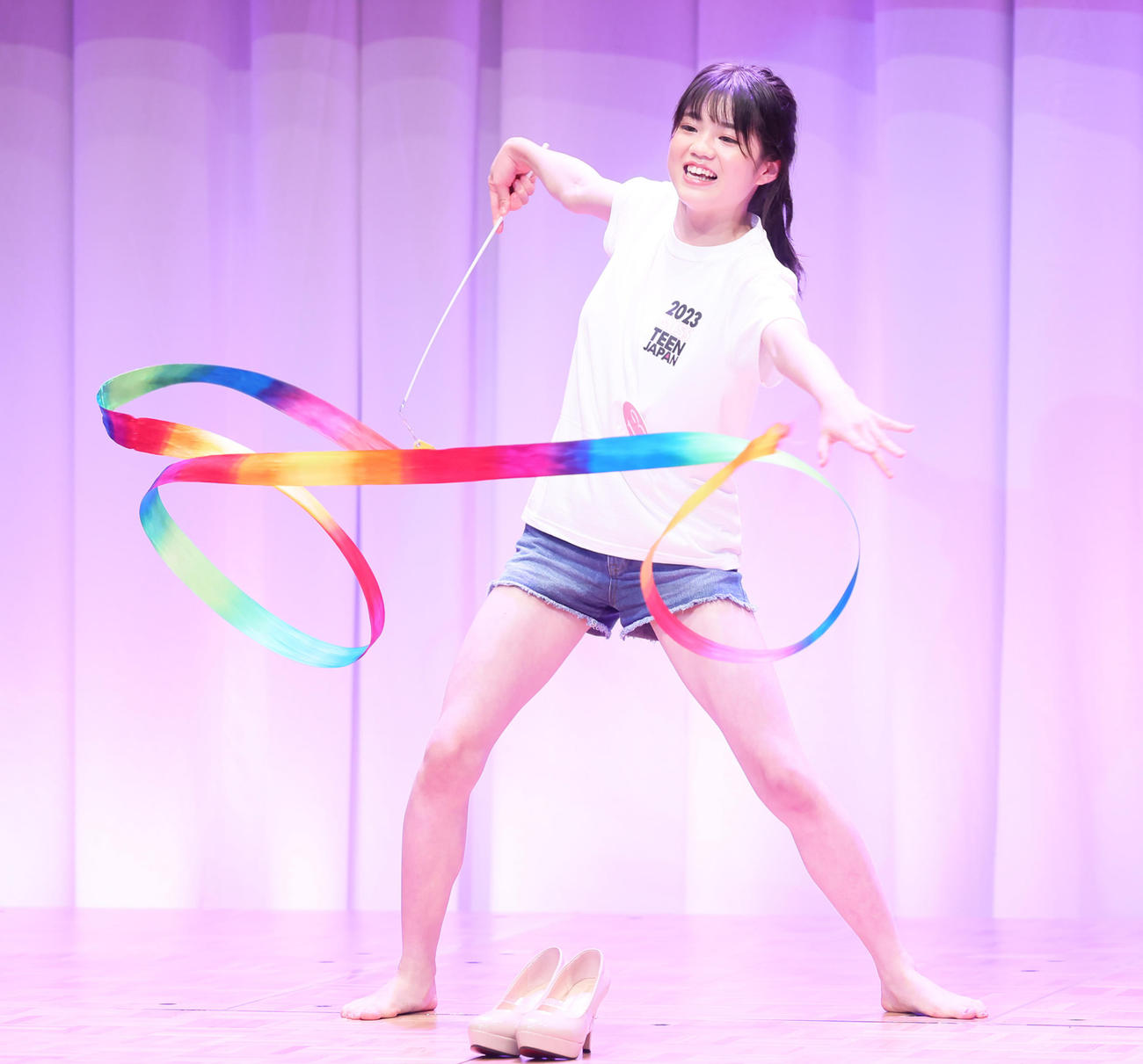 特技の新体操リボンを披露する港川真由さん（撮影・足立雅史）