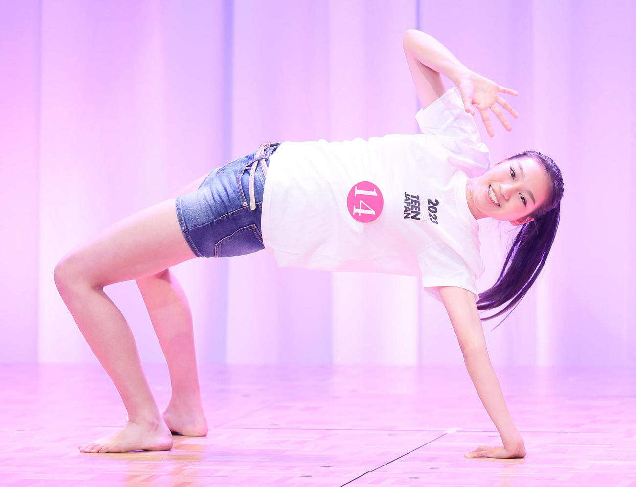 特技のブリッジを披露する澤実伶さん（撮影・足立雅史）