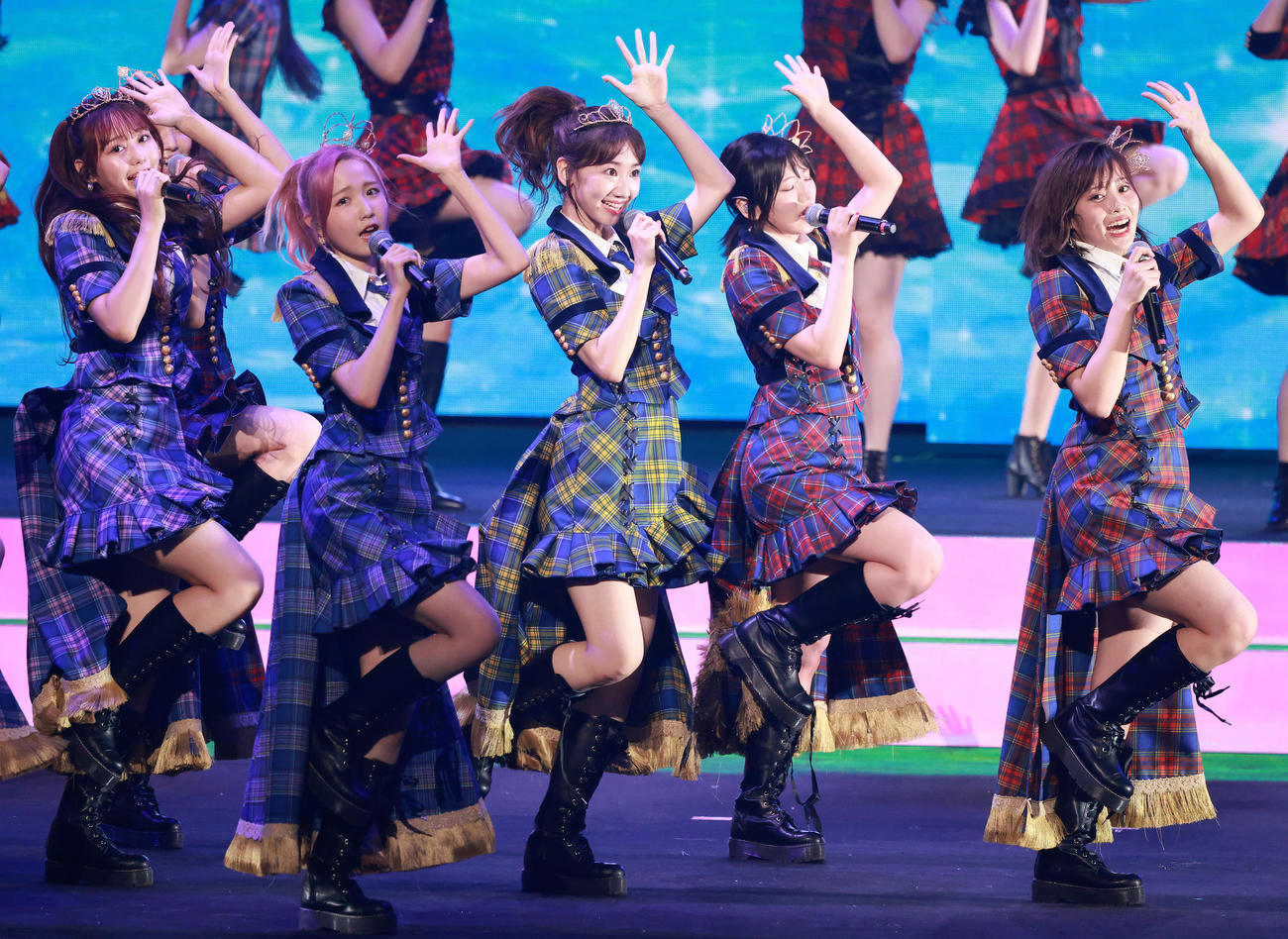 柏木由紀プロデュースコンサート「僕はずっと忘れない」で「さよならクロール」を歌うAKB48。中央は柏木由紀（撮影・中島郁夫）