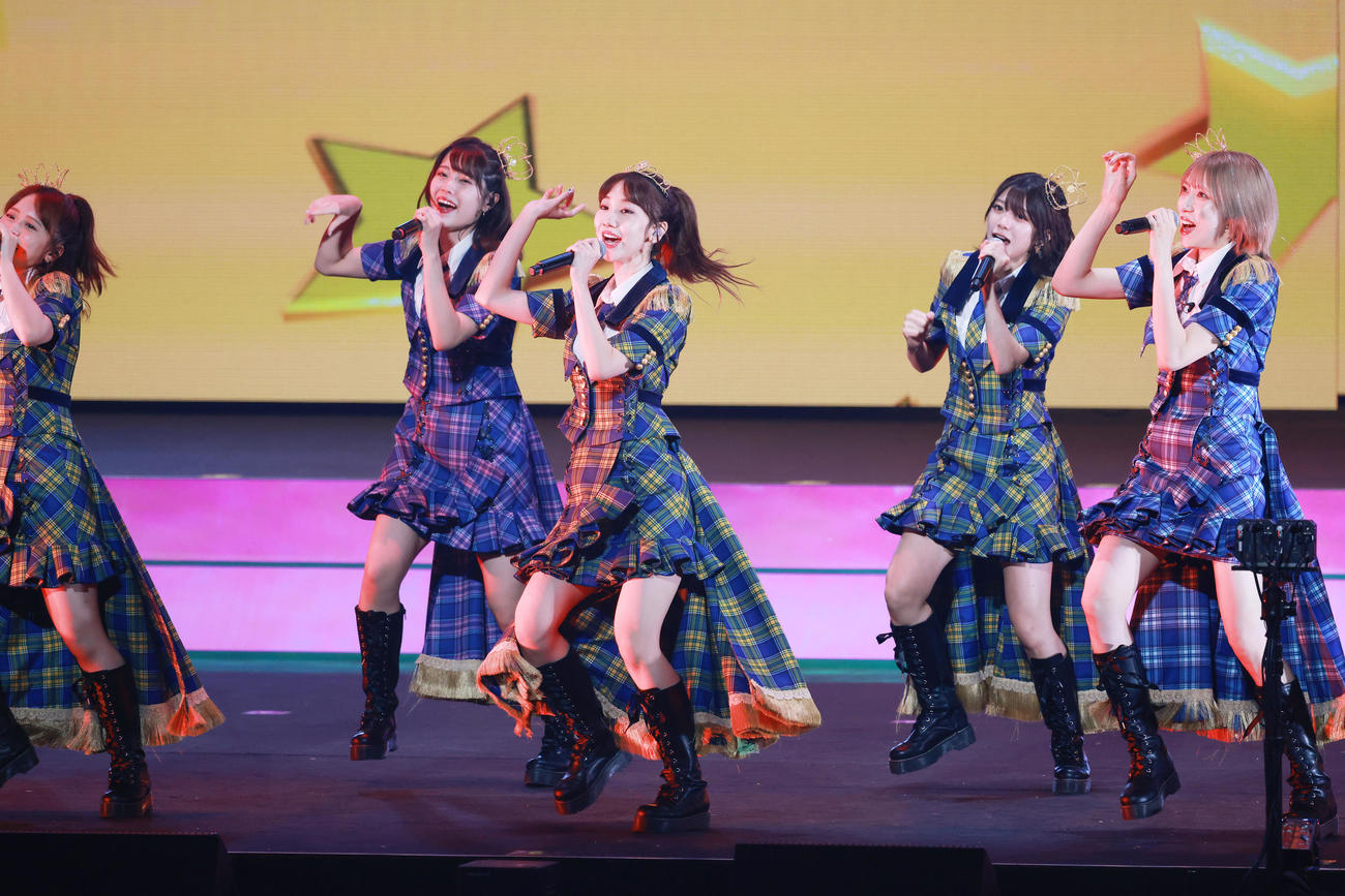柏木由紀プロデュースコンサート「僕はずっと忘れない」で「憧れのポップスター」を歌うAKB48。中央は柏木由紀（撮影・中島郁夫）
