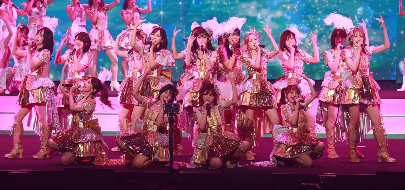 柏木由紀プロデュースコンサート「僕はずっと忘れない」で「久しぶりのリップグロス」を歌うAKB48（撮影・中島郁夫）