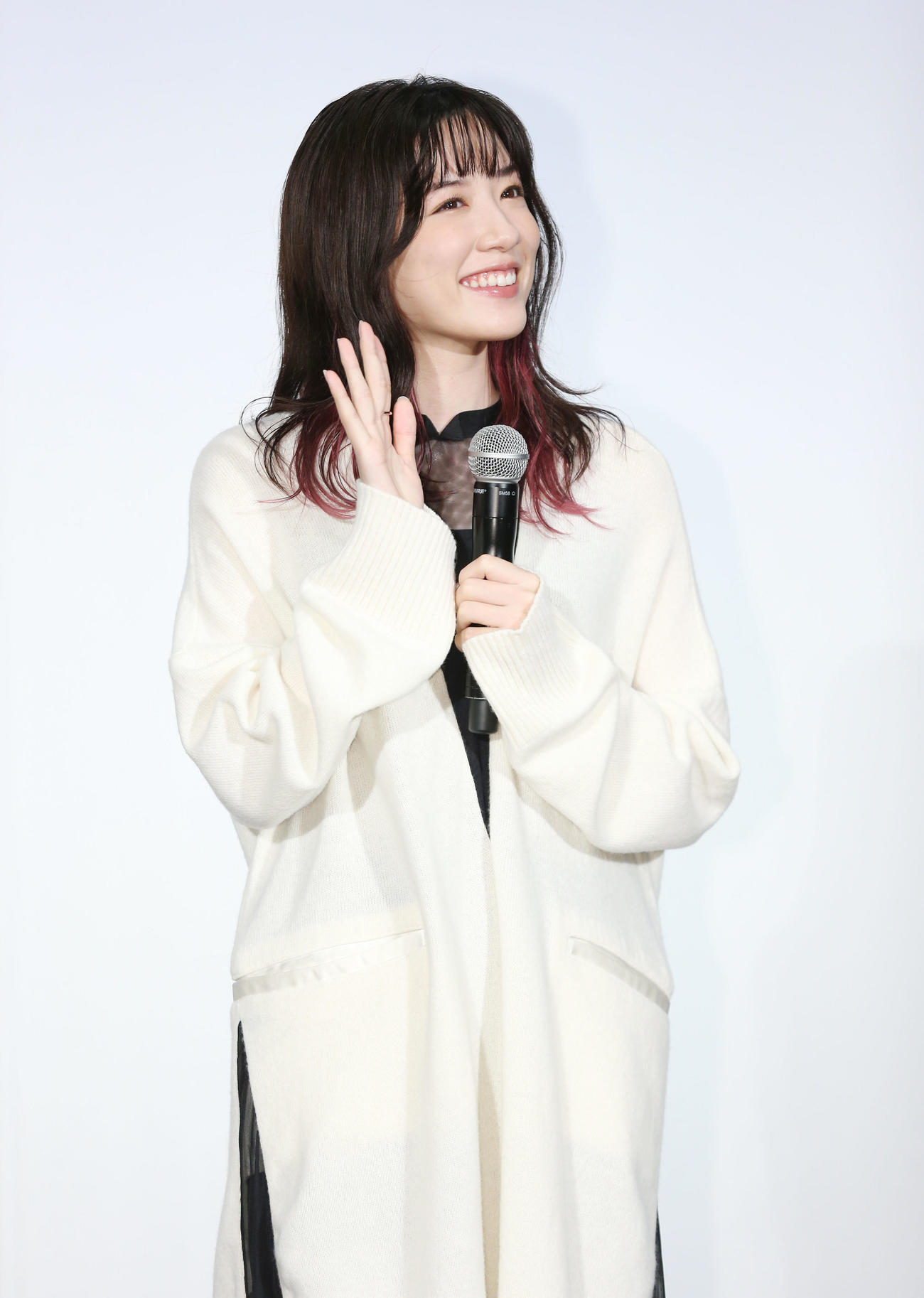 映画「マイ・ブロークン・マリコ」舞台あいさつで、笑顔で手を振る永野芽郁（撮影・宮地輝）