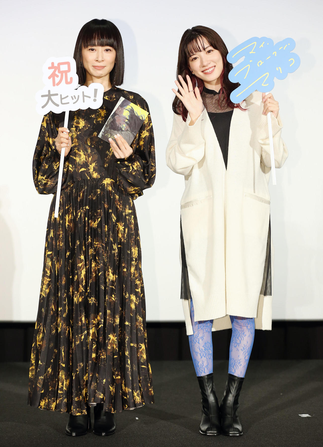 映画「マイ・ブロークン・マリコ」舞台あいさつで、笑顔のタナダユキ監督（左）と永野芽郁（撮影・宮地輝）