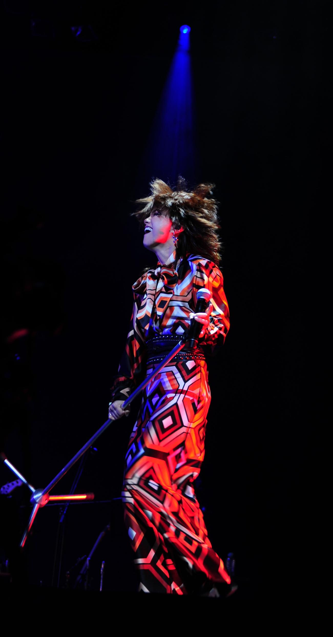 熱唱する相川七瀬