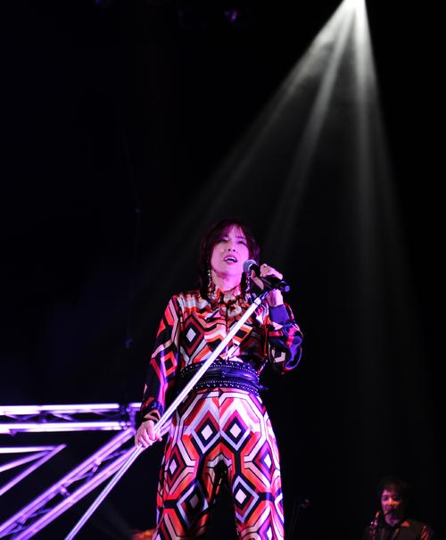 熱唱する相川七瀬