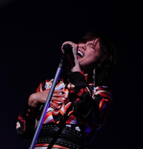 熱唱する相川七瀬