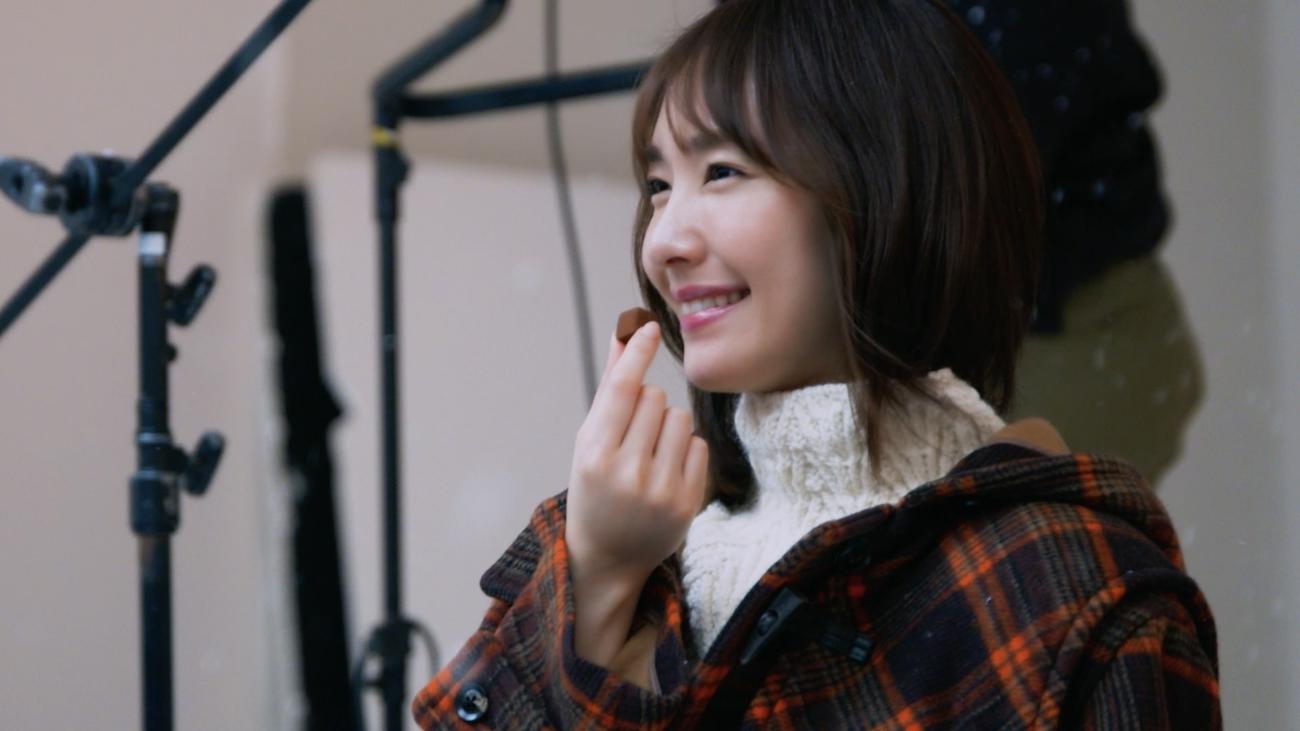 明治「メルティーキッス」グラフィック撮影で商品のチョコレートを手に笑顔の新垣結衣