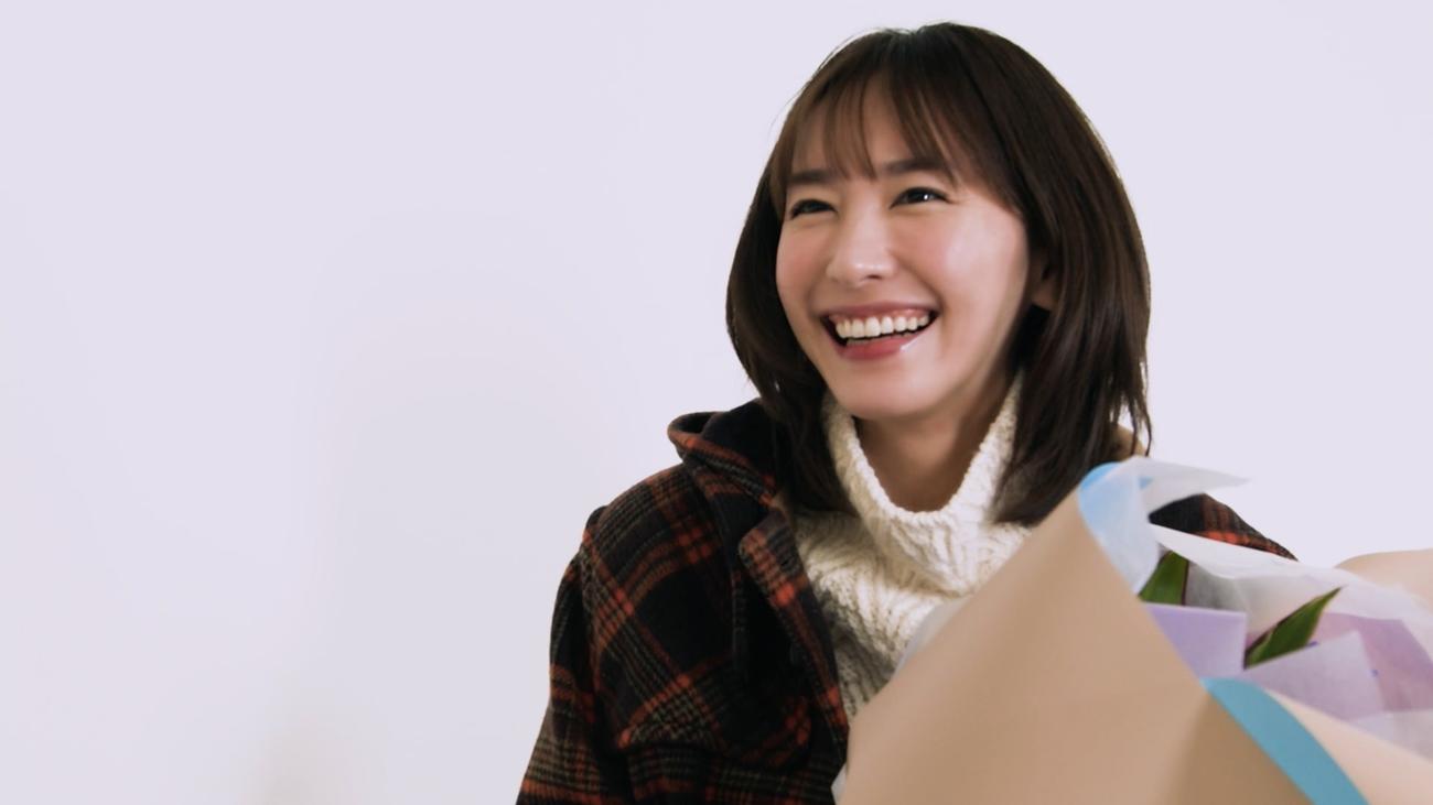 明治「メルティーキッス」グラフィック撮影で笑顔を見せる新垣結衣