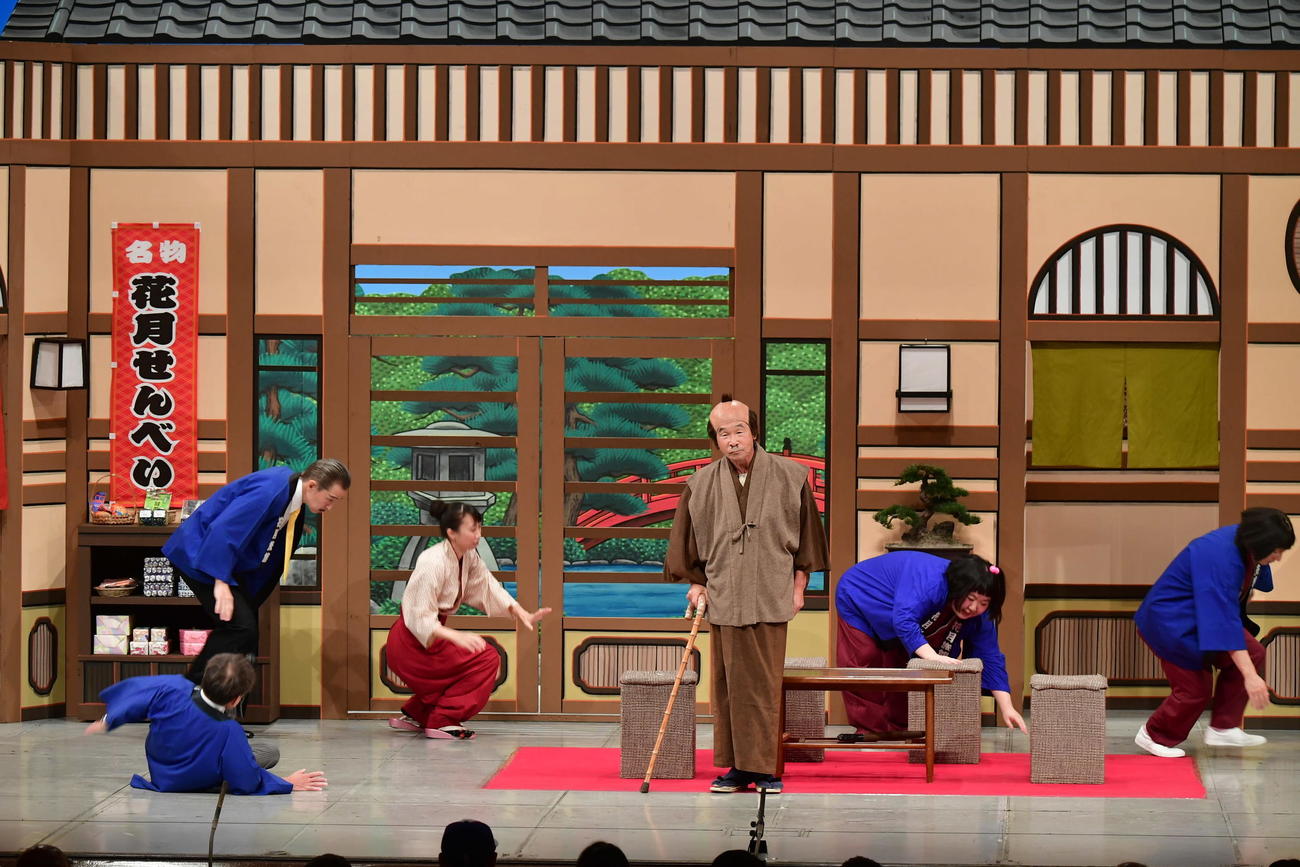 自ら企画した総選挙上位者による公演に出演した間寛平GM