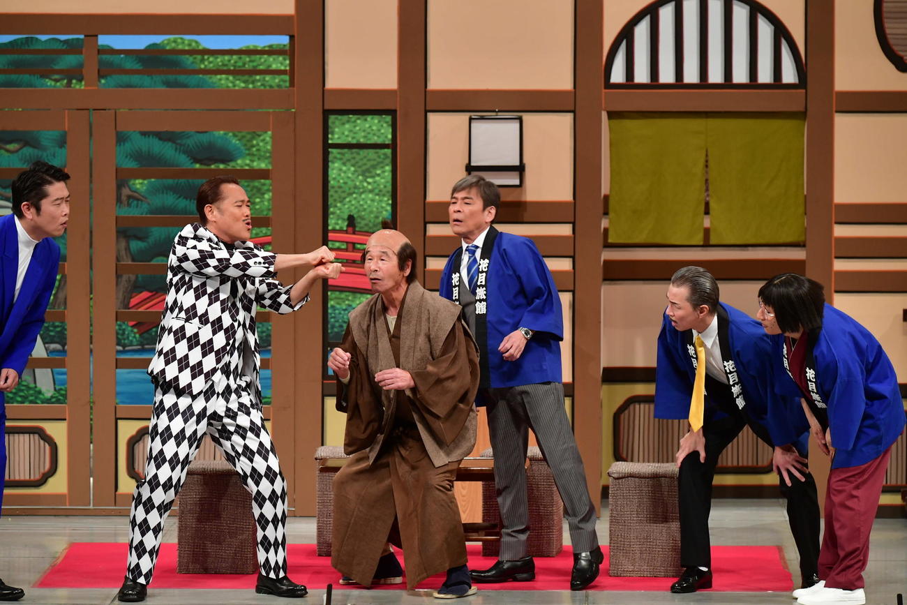 辻本茂雄元座長（左から2人目）とからむ間寛平GM（中央）