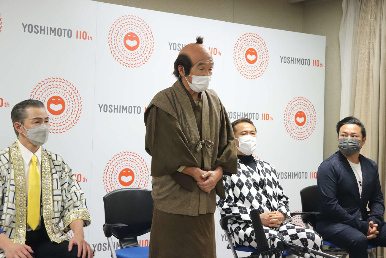 「吉本新喜劇まつり2022～選ばれし30名の座員たち～」終演後、月例会見に出席した間寛平（左から2番目）