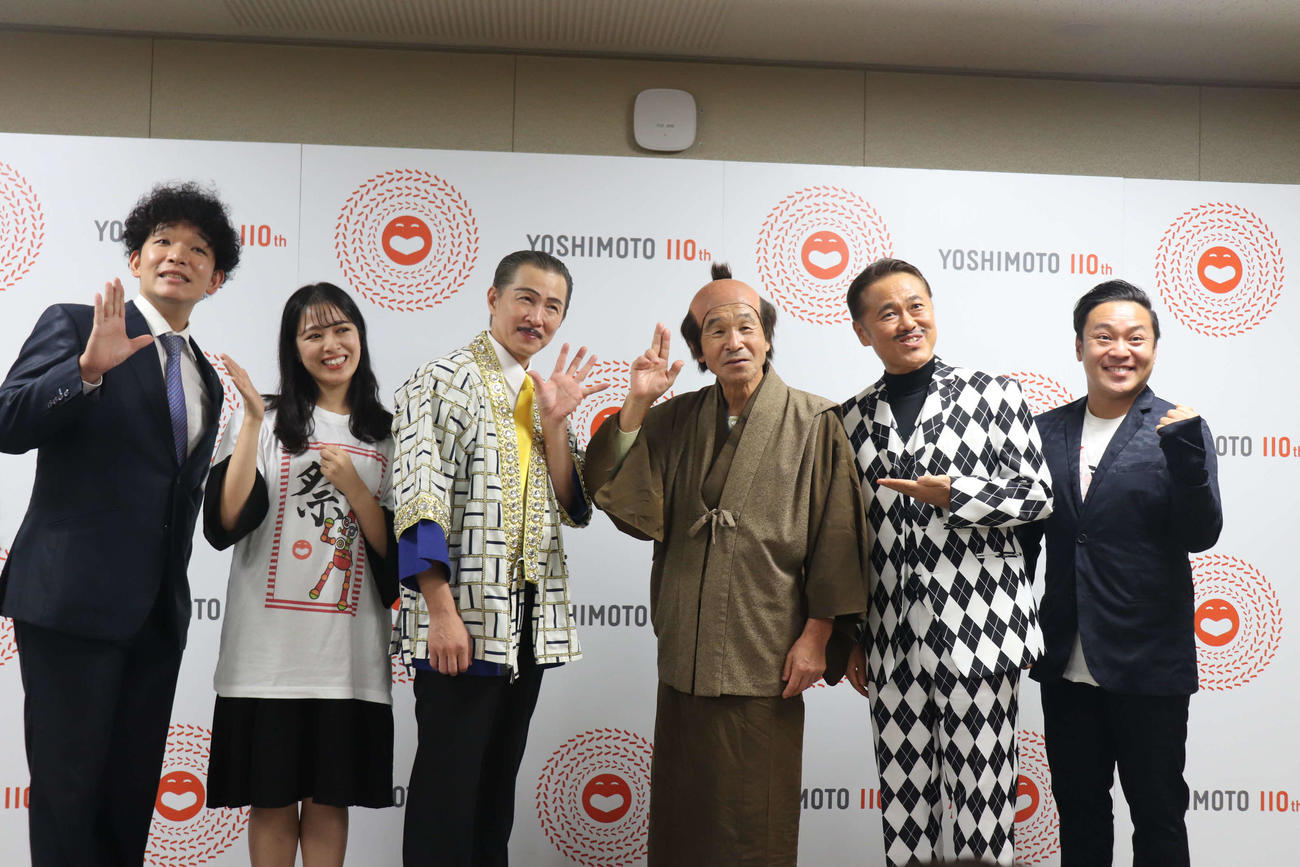 「吉本新喜劇まつり2022～選ばれし30名の座員たち～」終演後、月例会見に出席した、左から司会のもじゃ吉田、小林ゆう、アキ、間寛平、辻本茂雄、高井俊彦
