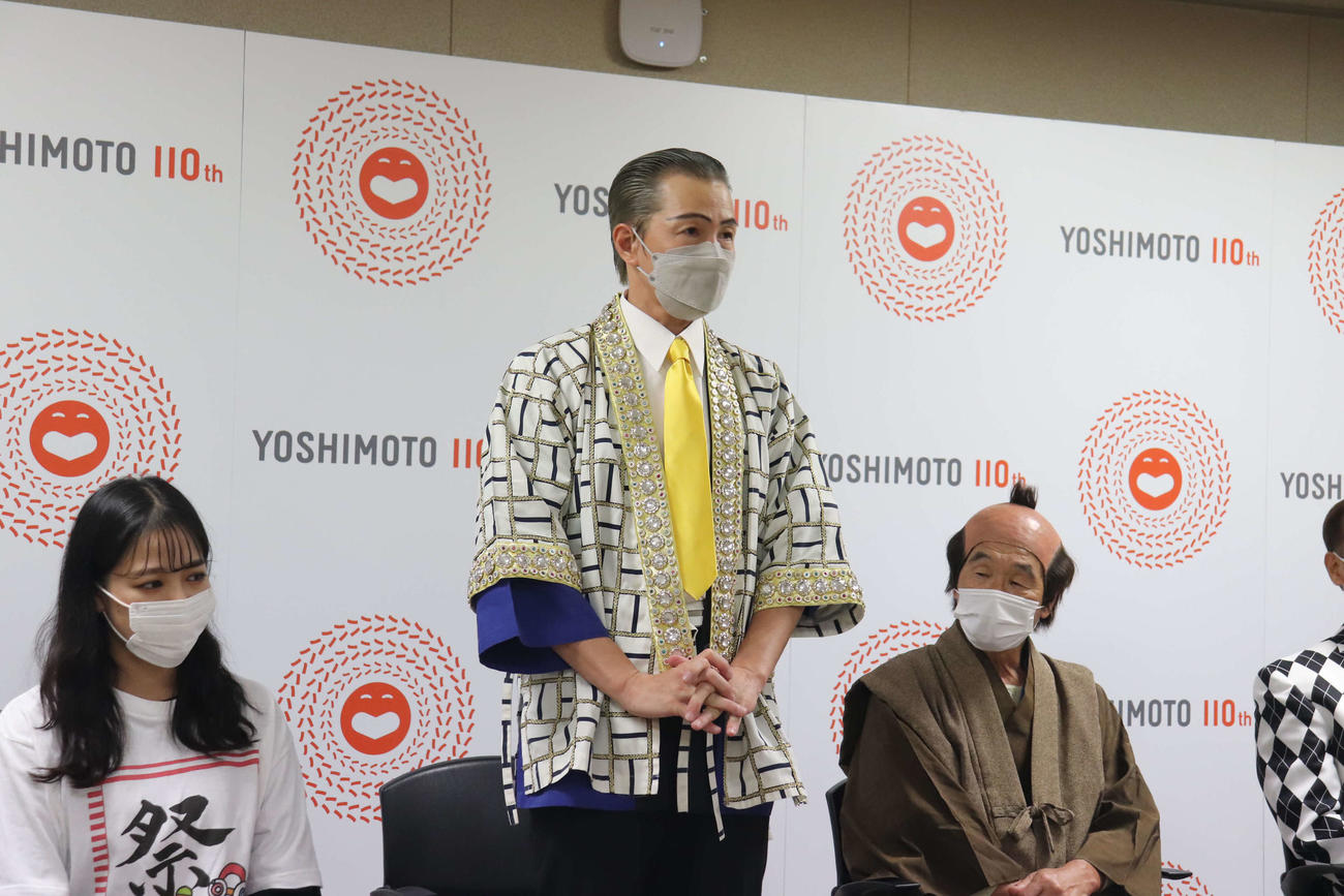 「吉本新喜劇まつり2022～選ばれし30名の座員たち～」終演後、月例会見に出席したアキ（写真中央）