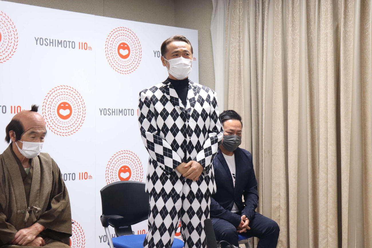 「吉本新喜劇まつり2022～選ばれし30名の座員たち～」終演後、月例会見に出席した辻本茂雄（中央）