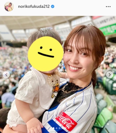 0歳の我が子と笑顔で写真に納まる福田典子アナ（福田典子アナのインスタグラムより）