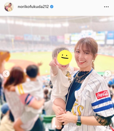 指をさす0歳の我が子と笑顔の福田典子アナ（福田典子アナのインスタグラムより）