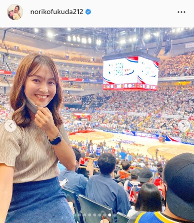 バスケットボールを観戦する福田典子アナ（福田典子アナのインスタグラムより）