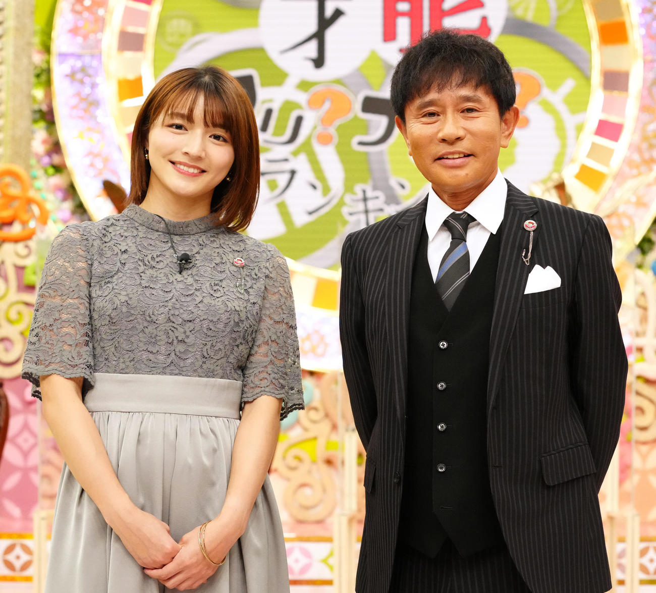 MBS／TBS系全国ネット「プレバト！！」放送開始10周年記念の取材会に臨み、清水麻椰アナウンサー（左）と写真に納まる浜田雅功（撮影・江口和貴）