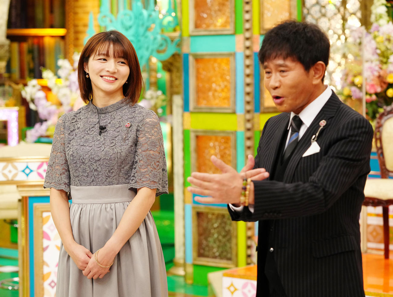MBS／TBS系全国ネット「プレバト！！」放送開始10周年記念の取材会で浜田雅功（右）を見つめる清水麻椰アナウンサー（撮影・江口和貴）