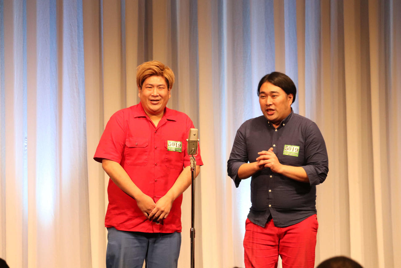 「M－1グランプリ2022」の2回戦に出場したビスケットブラザーズのきん（左）と原田泰雅