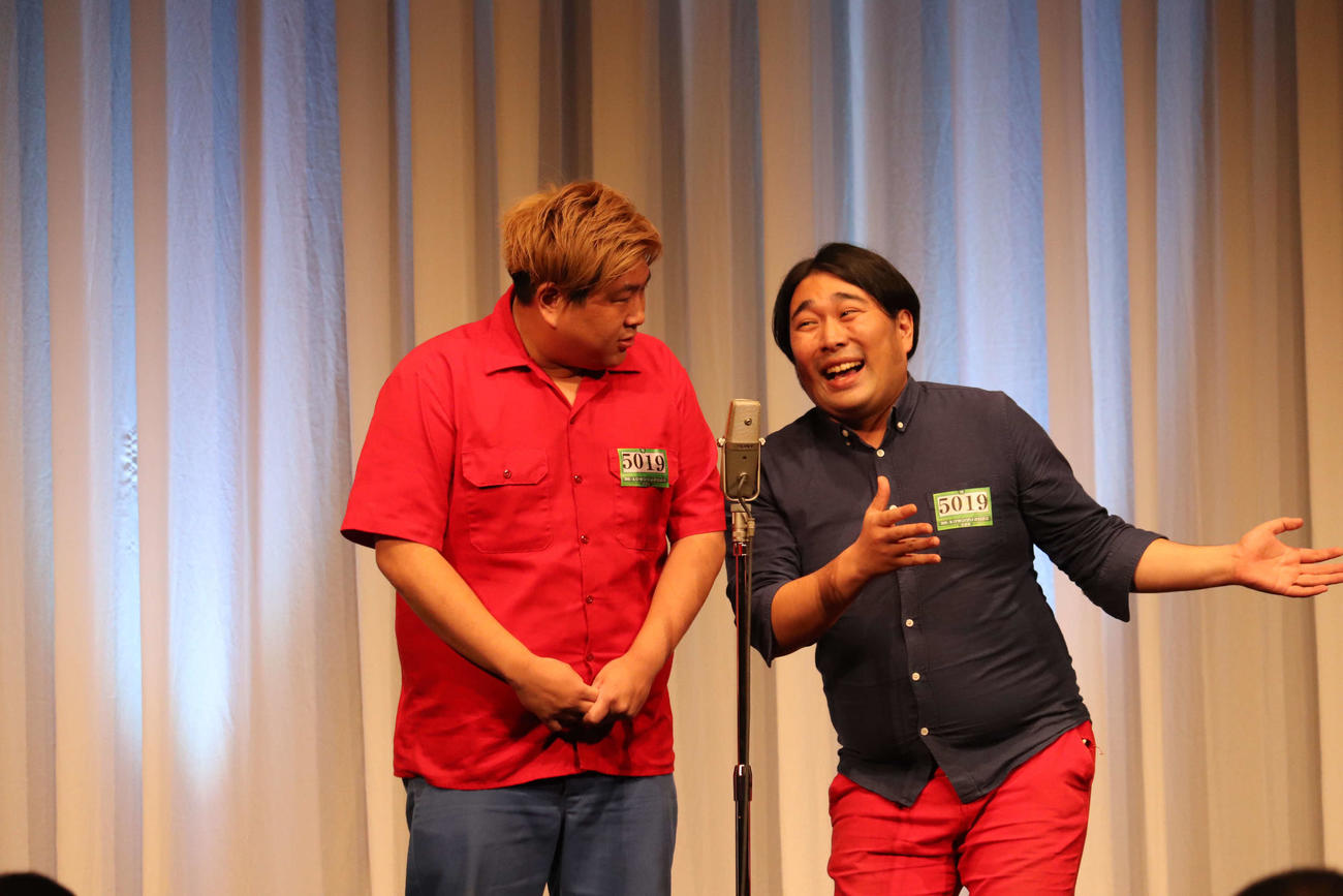 「M－1グランプリ2022」の2回戦に出場したビスケットブラザーズのきん（左）と原田泰雅