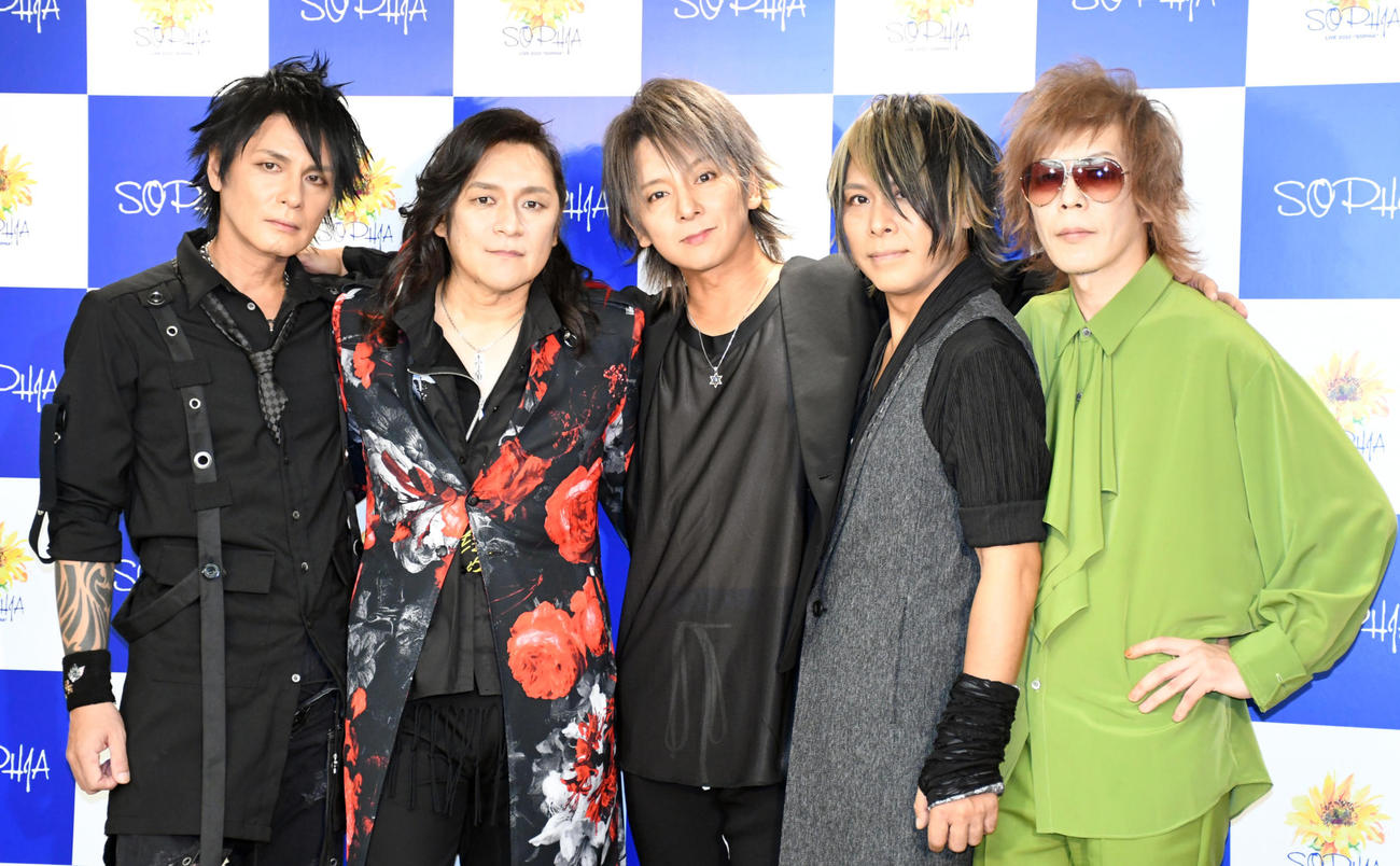 9年2カ月ぶりの復活ライブを行ったSOPHIA。左から黒柳能生、都啓一、松岡充、赤松芳朋、豊田和貴（撮影・大友陽平）