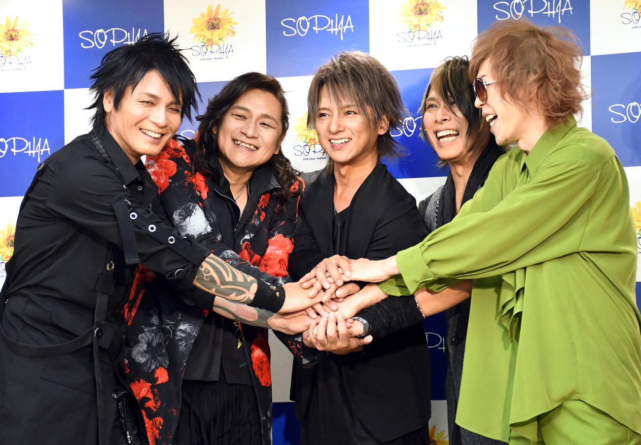 9年2カ月ぶりの復活ライブを前に気合を入れるSOPHIA。左から黒柳能生、都啓一、松岡充、赤松芳朋、豊田和貴（撮影・大友陽平）