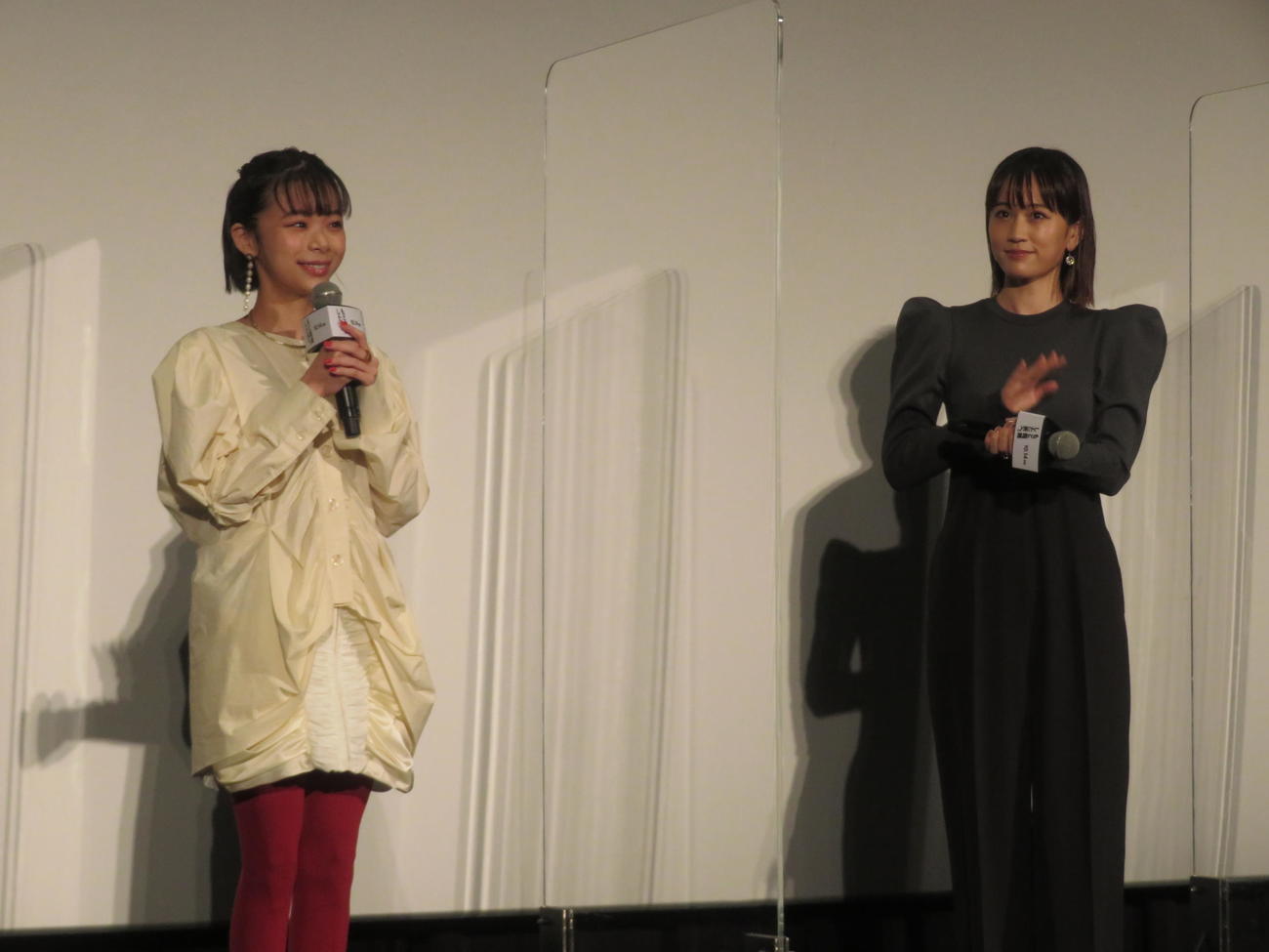 映画「もっと超越した所へ。」先行特別上映会に出席した趣里（左）と前田敦子（撮影・横山慧）