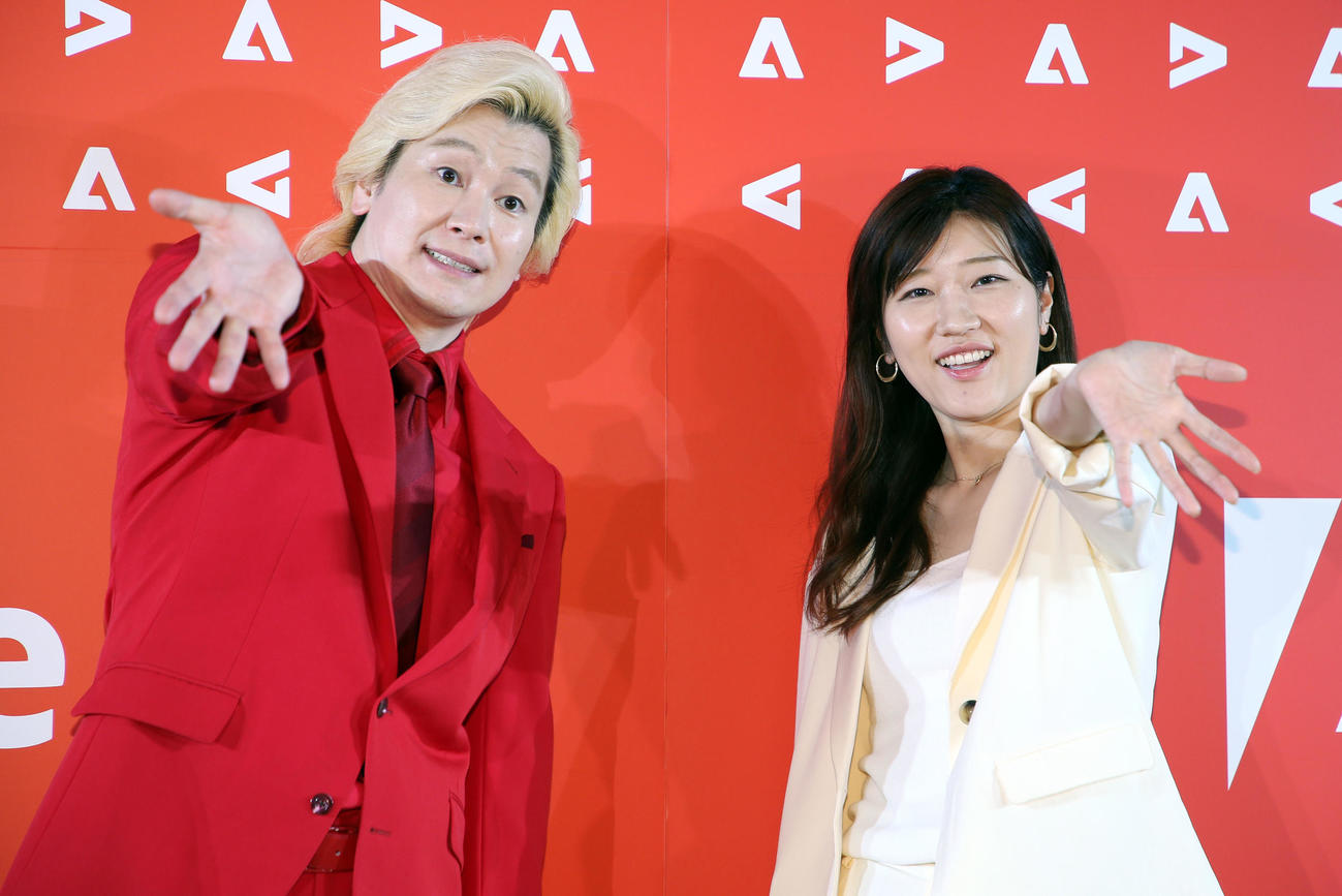 アドビ新CM発表イベントでポーズを決めるカズレーザーとヒコロヒー（撮影・宮地輝）