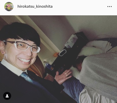 ベッドに横たわる長男と写真に納まる木下博勝氏（木下博勝氏のインスタグラムより）