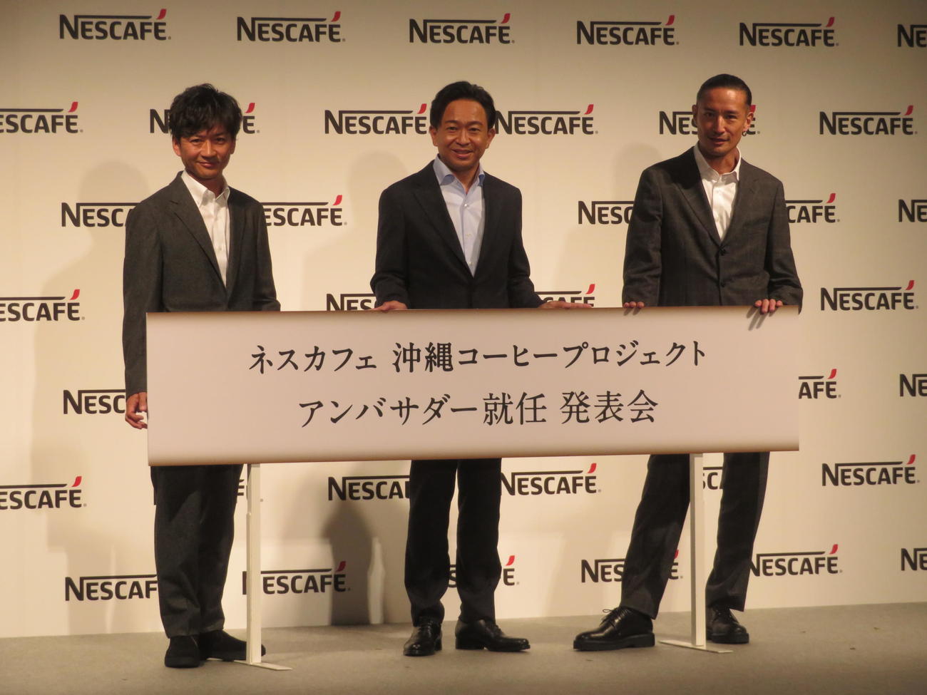 「ネスカフェ　沖縄コーヒープロジェクト」アンバサダー就任発表会に出席したTOKIO。左から国分太一、城島茂、松岡昌宏（撮影・横山慧）