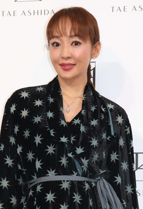 神田うの「わくわくするお洋服がたくさん」星をモチーフにしたコーディネートで美脚披露 - 芸能 : 日刊スポーツ