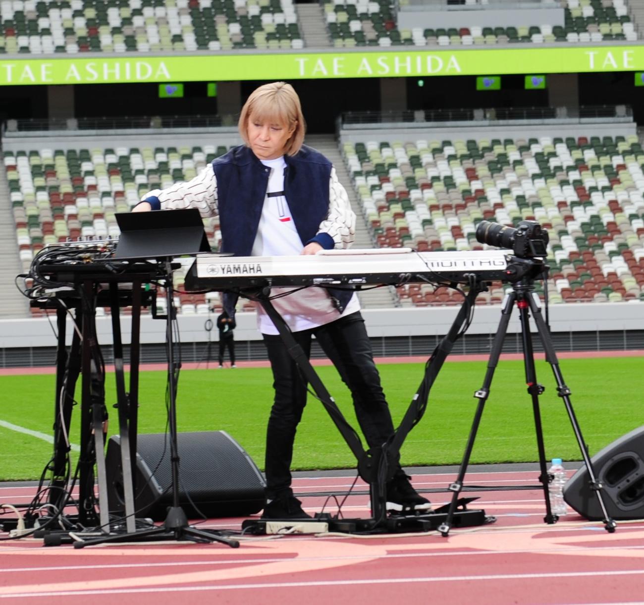 芦田多恵さんのファッションショーで音楽を奏でた小室哲哉