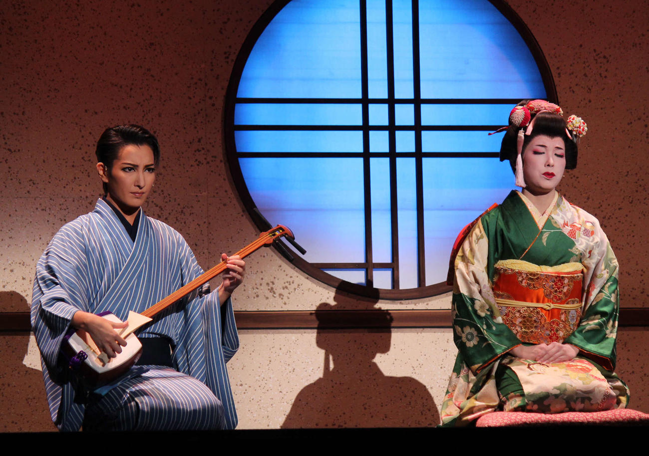 名作「春琴抄」をもとにした「殉情」で春琴（朝葉ことの、右）に思いを寄せる佐助を熱演する帆純まひろ（撮影・村上久美子）