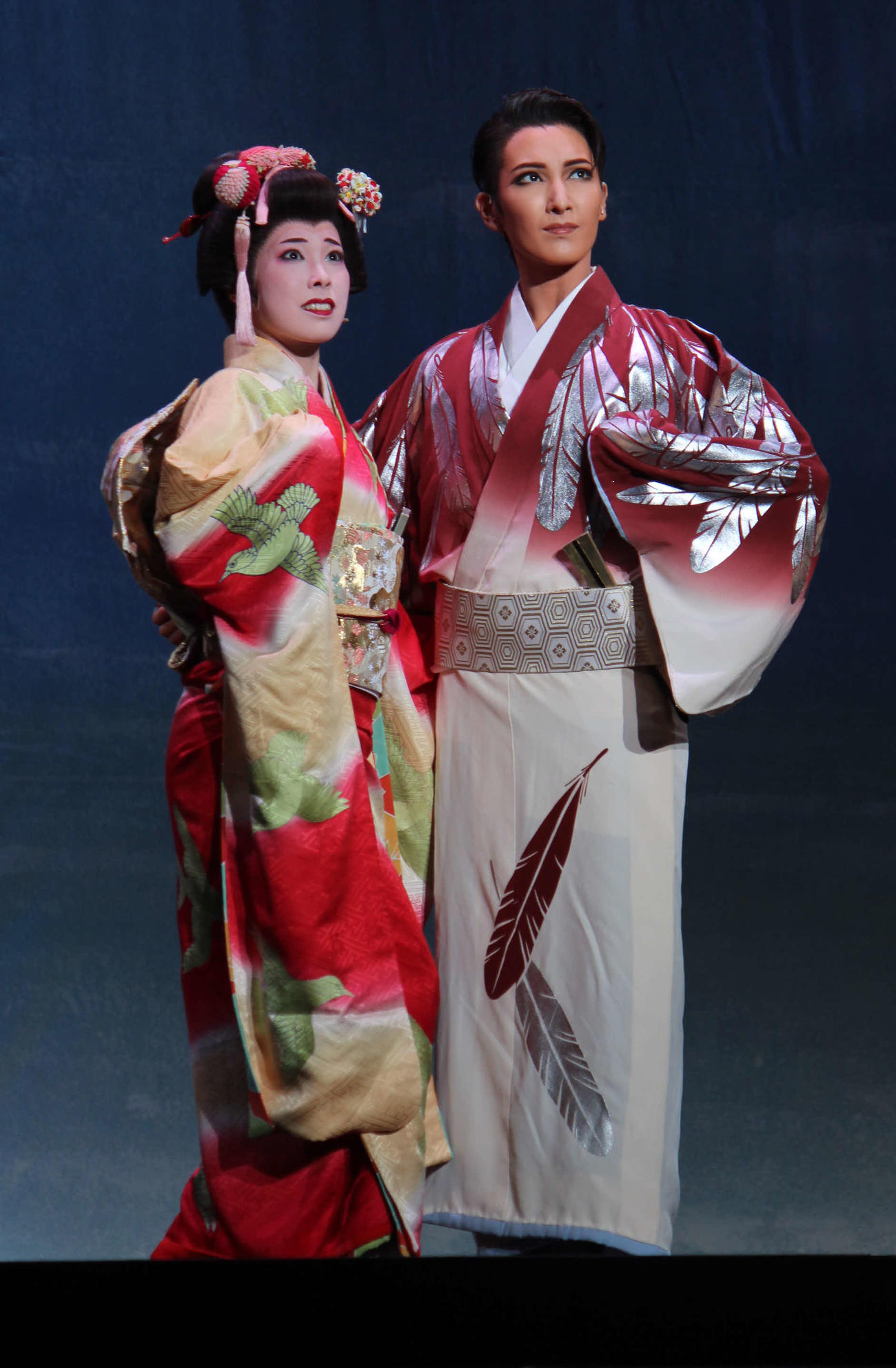宝塚でも再演が重ねられる名作に臨んだ花組スター帆純まひろ（右）と、相手役で春琴にふんした朝葉ことの（撮影・村上久美子）