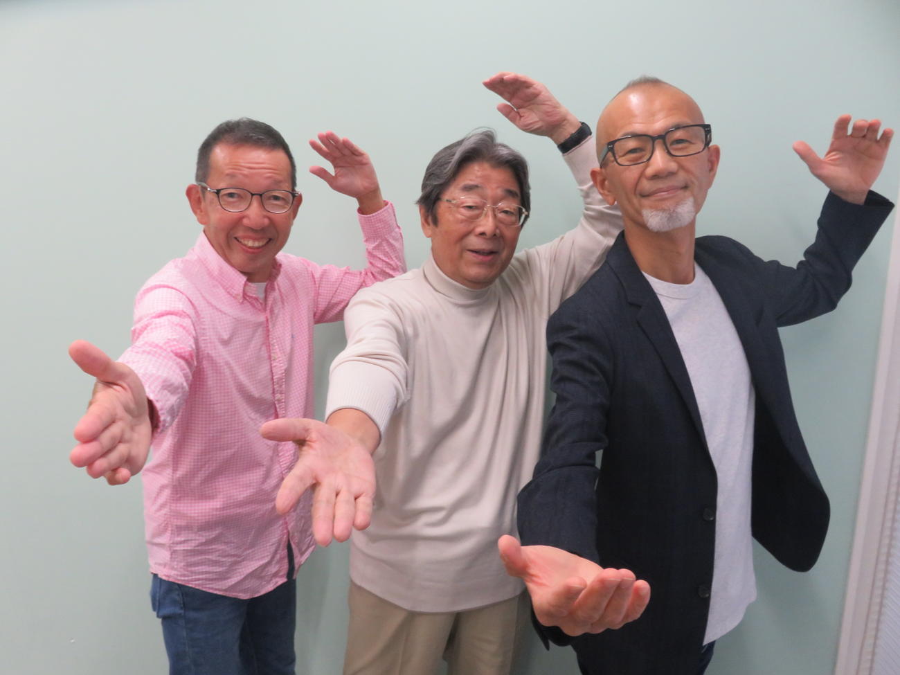 「絶体絶命のエレジー」を配信リリースしたG3s。左から松本秀夫、高嶋ひでたけ、上柳昌彦アナウンサー