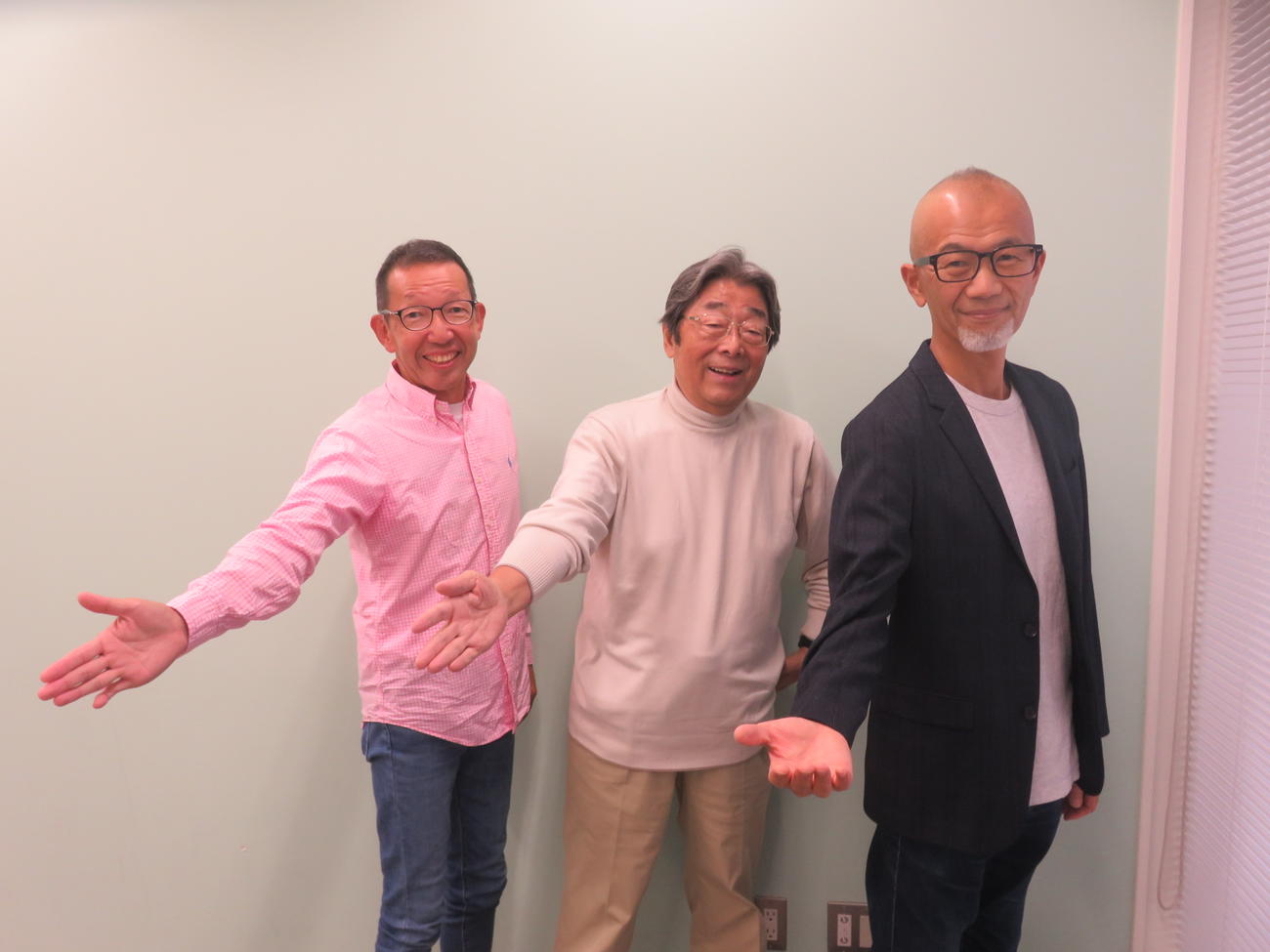「絶体絶命のエレジー」を配信リリースしたG3s。左から松本秀夫、高嶋ひでたけ、上柳昌彦アナウンサー